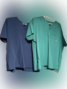 One Set of 2 Size XL Men’s WonderWink Scrub Tops